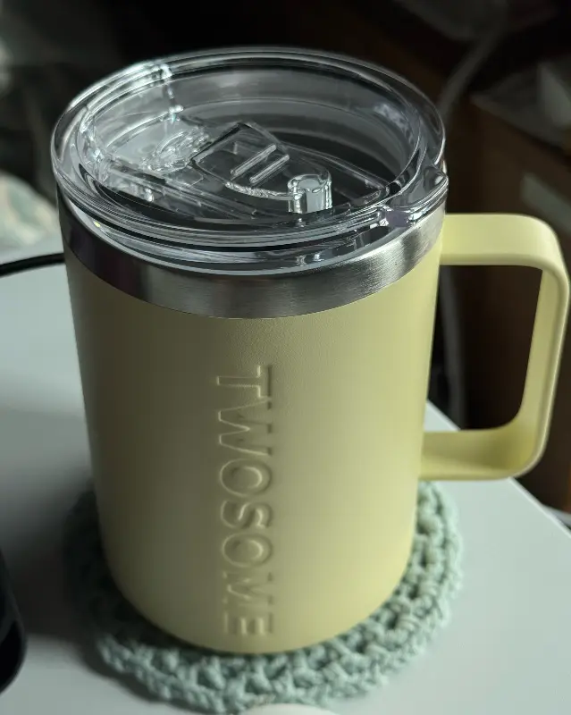 투썸 로고가 새겨진 텀블러