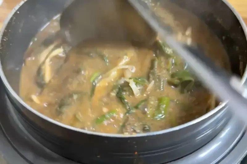 추어탕에 숟가락이 담긴 모습