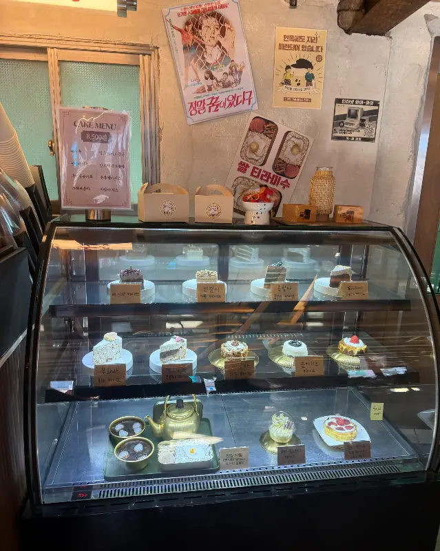 다양한 디저트가 진열된 쇼케이스