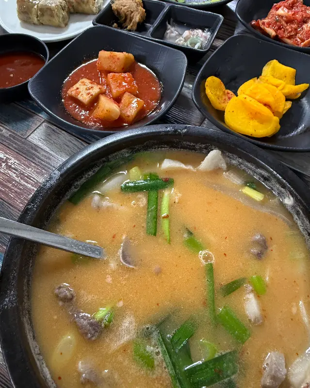 다진 양념이 풀어지기 전의 뽀얀 국밥