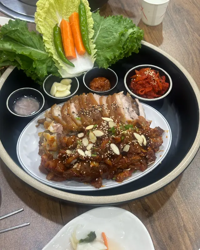 윤기가 흐르는 보쌈과 신선한 채소