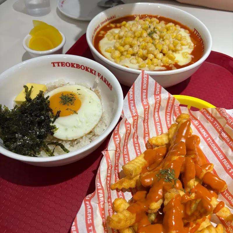 콘치즈 떡볶이와 치킨마요 덮밥