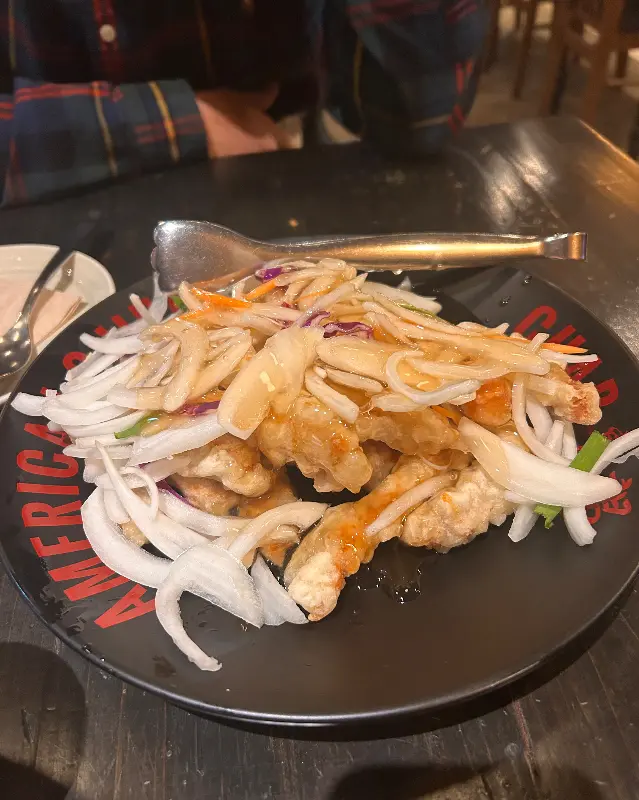 양파 슬라이스가 듬뿍 올려진 유린기