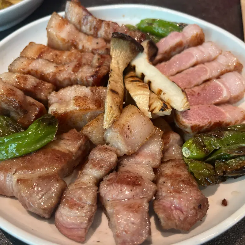 노릇하게 구워진 삼겹살과 버섯