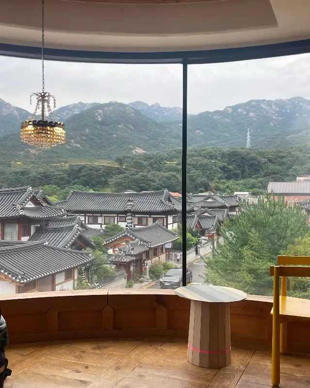 카페 내부에서 바라본 풍경