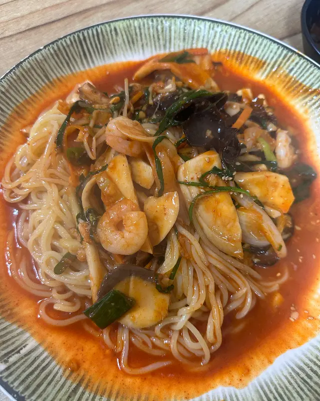 매콤한 볶음우동의 강렬한 비주얼