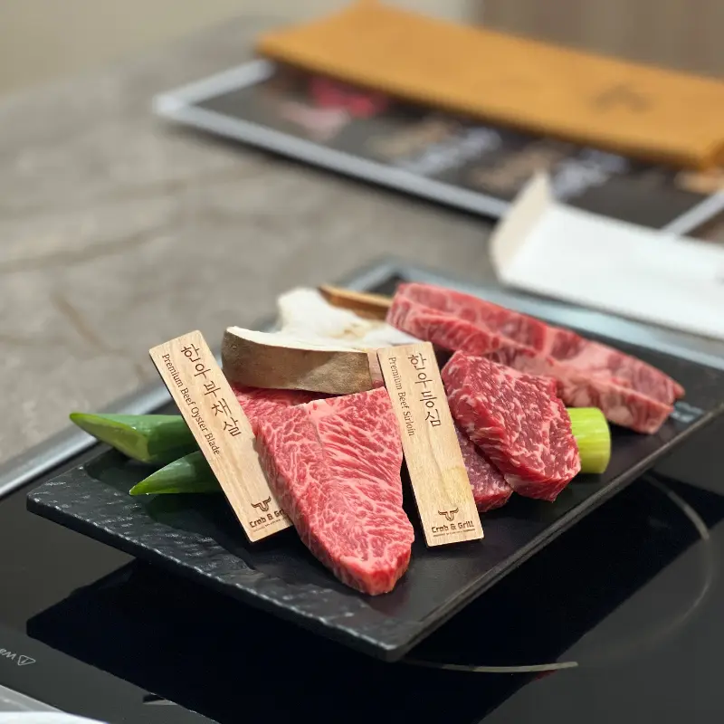 테이블 위에 놓인 신선한 한우