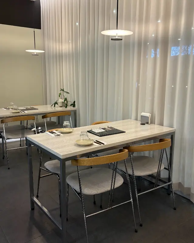 어슬청담의 깔끔하고 모던한 테이블 세팅