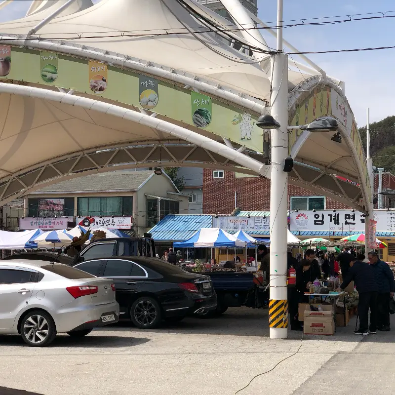 임계 시장의 활기찬 모습