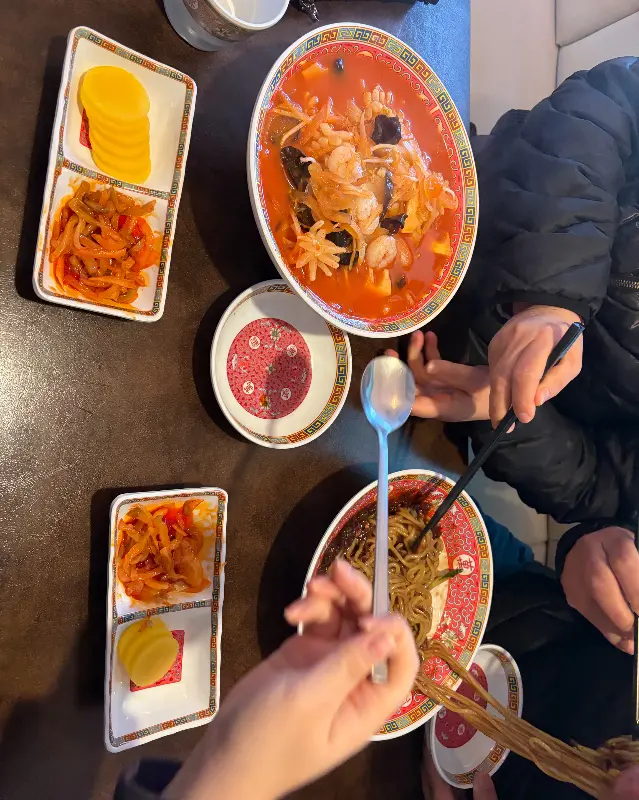 손가에서 식사하는 모습