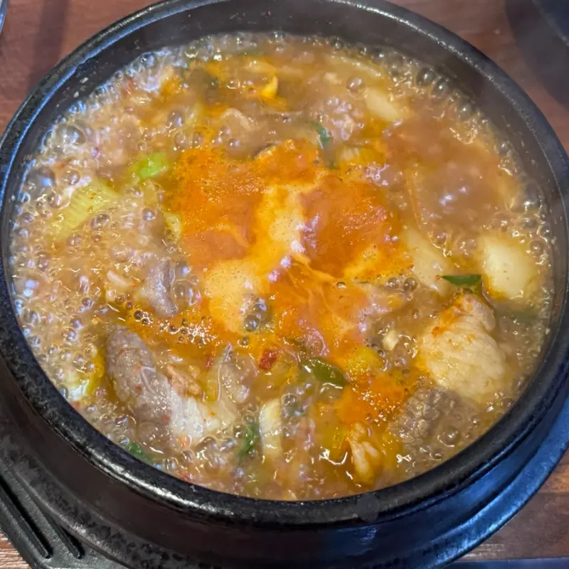 보글보글 끓고 있는 차돌 된장찌개의 모습