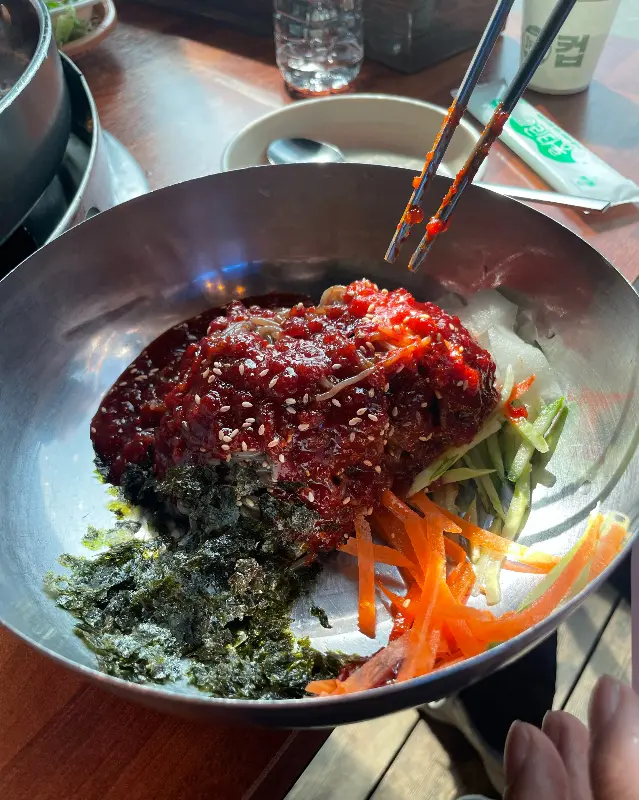 매콤달콤한 양념과 쫄깃한 면발이 어우러진 막국수