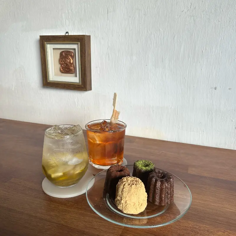 모뉴에트 음료와 까눌레