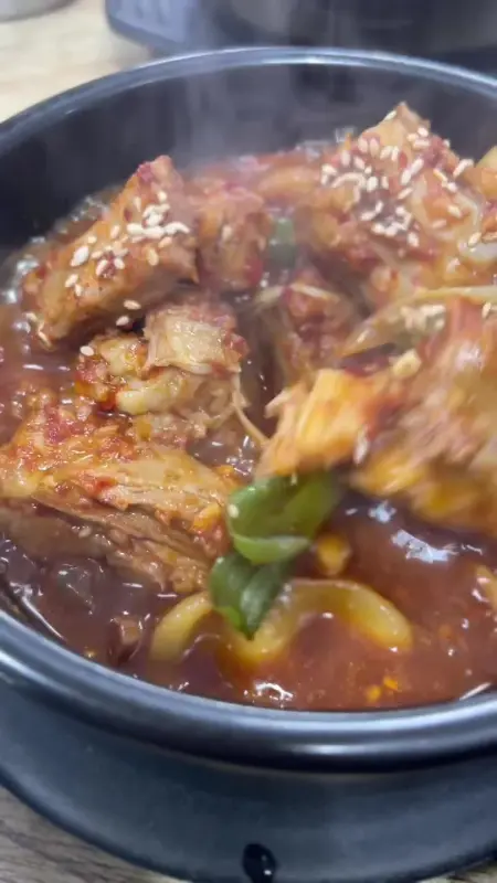 매콤한 양념이 매력적인 매운갈비찜