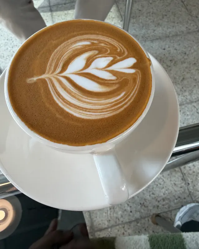 정갈하게 담긴 라떼