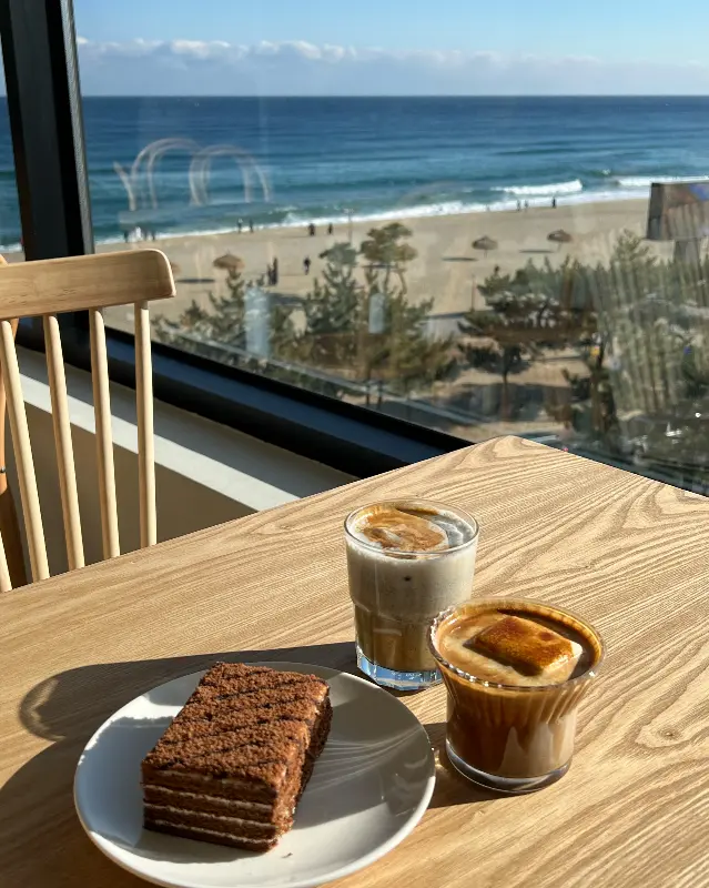 하조대커피에서 바라본 낙산 해변의 풍경
