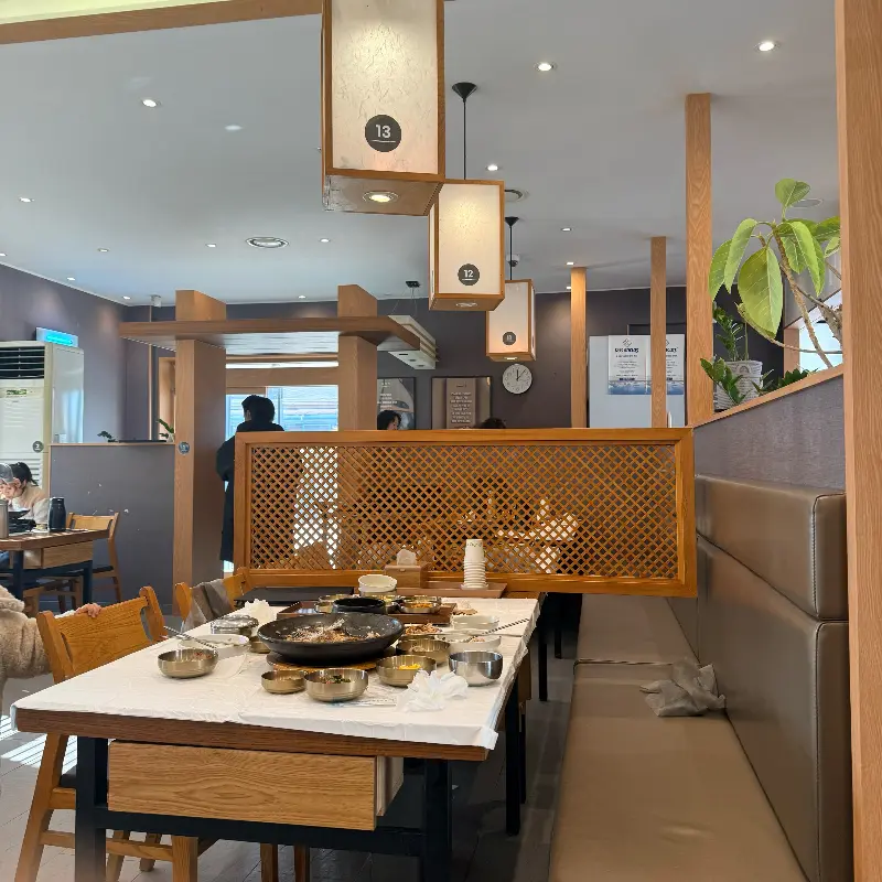 넓고 깨끗한 매장 내부