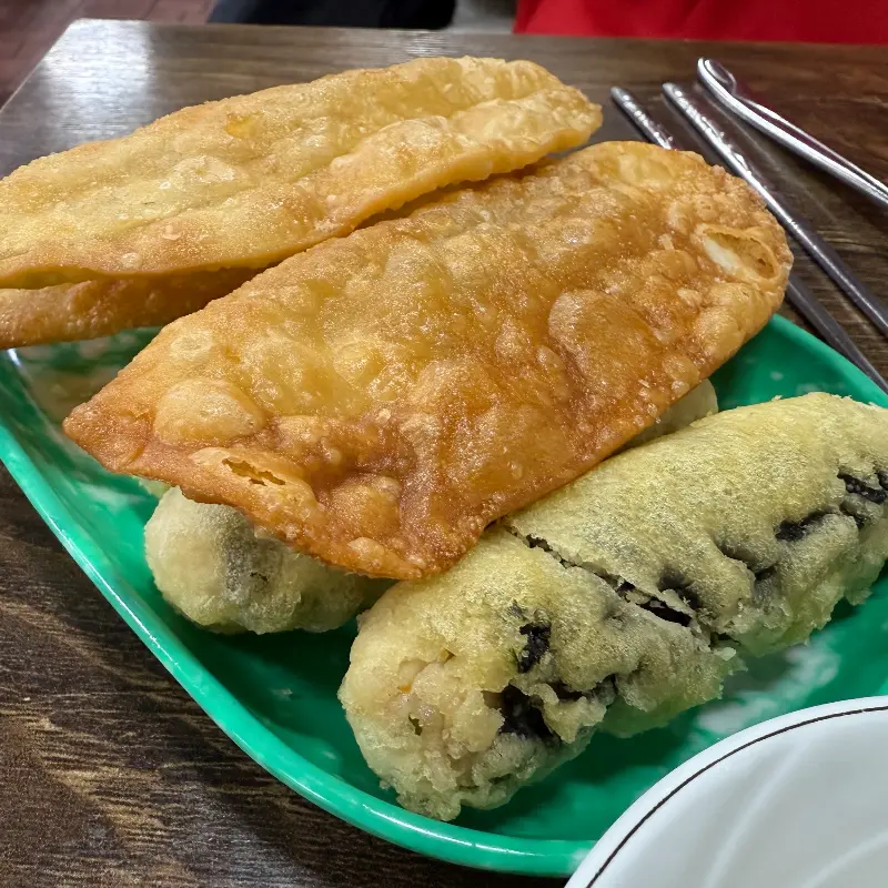 떡볶이와 함께 먹으면 환상적인 야끼만두와 김말이