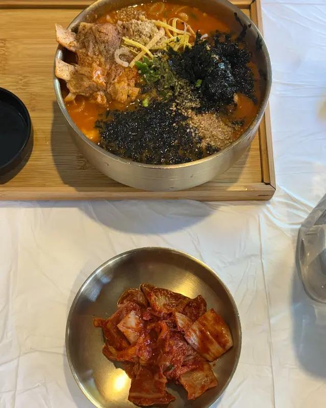 뼈장칼국수와 김치의 환상적인 조합