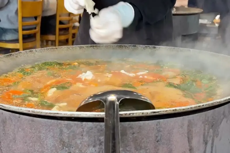 수제비를 뜯어 넣는 모습