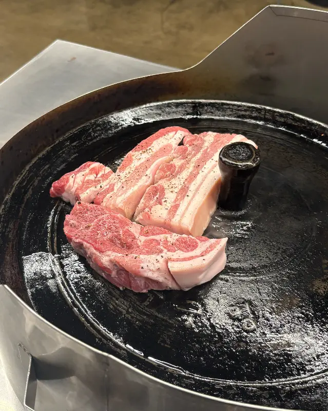 솥뚜껑 위에 올려진 삼겹살