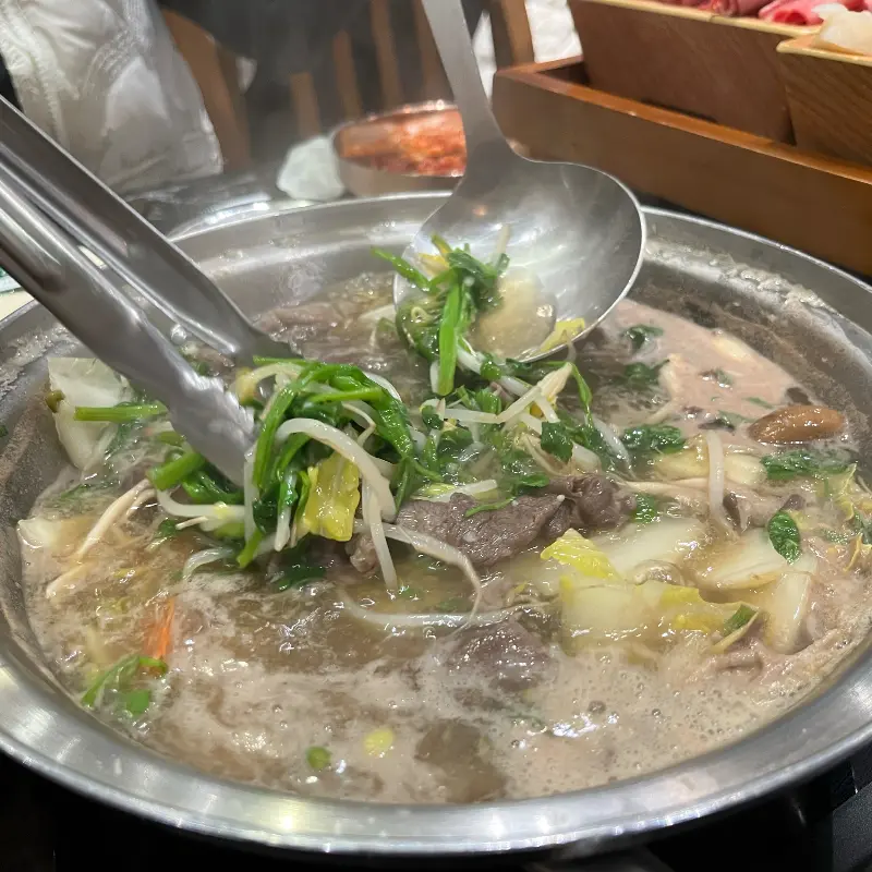 샤브샤브를 즐기는 모습