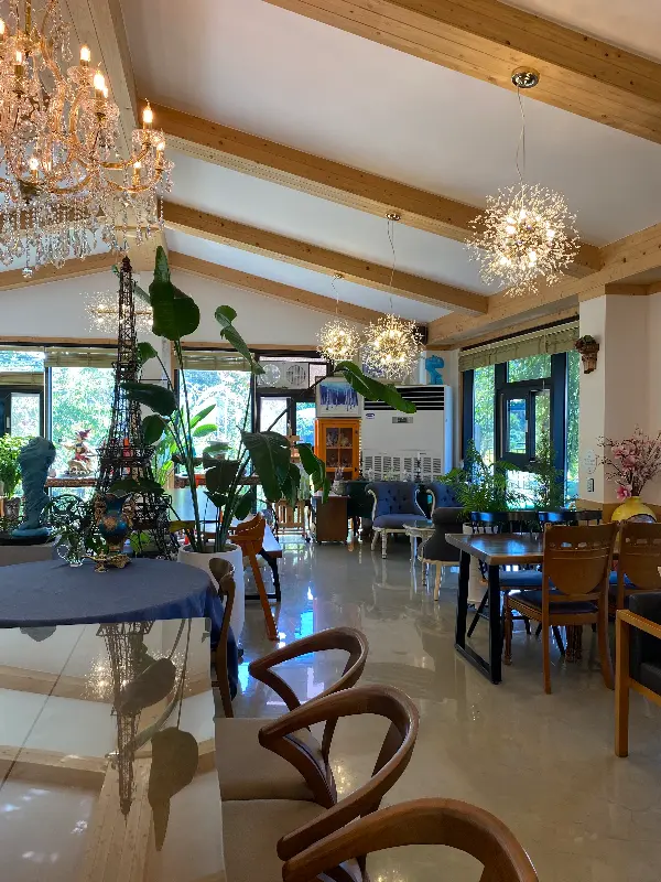 아름다운 샹들리에가 빛나는 카페 내부