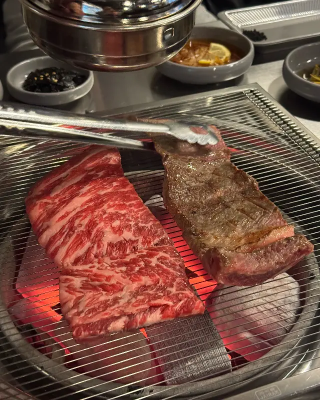 숯불 위에서 익어가는 고기