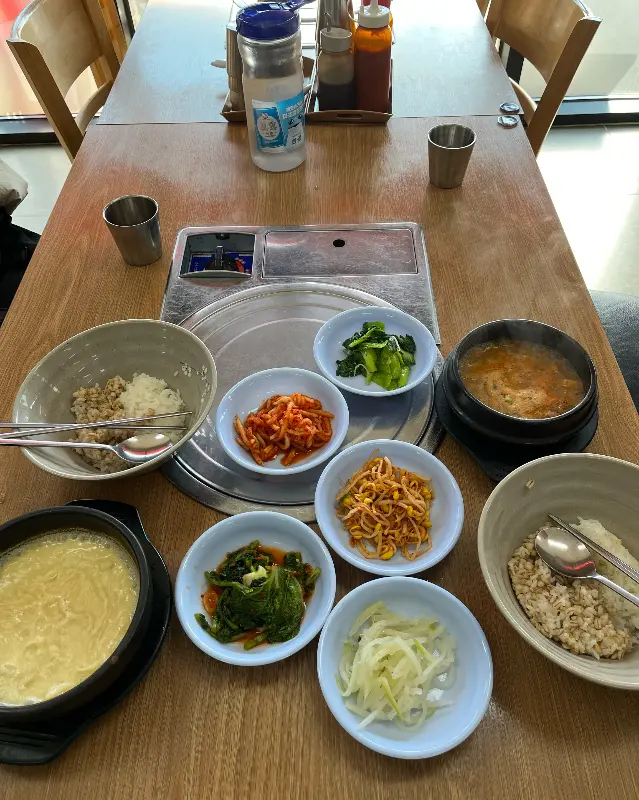 푸짐하게 담겨 나오는 콩비지