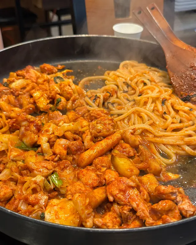 닭갈비와 우동사리의 환상적인 조합