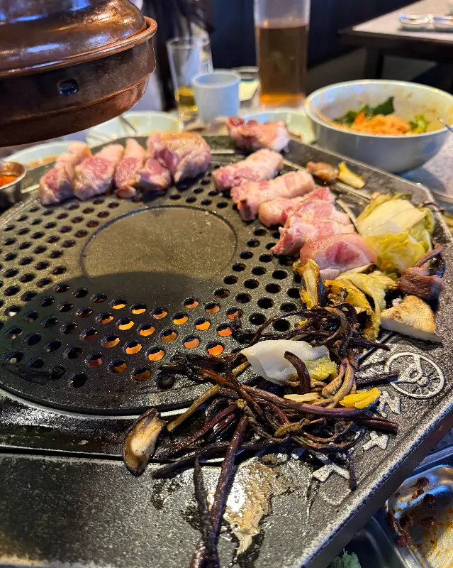 불판 위에서 맛있게 익어가는 제주 돼지고기