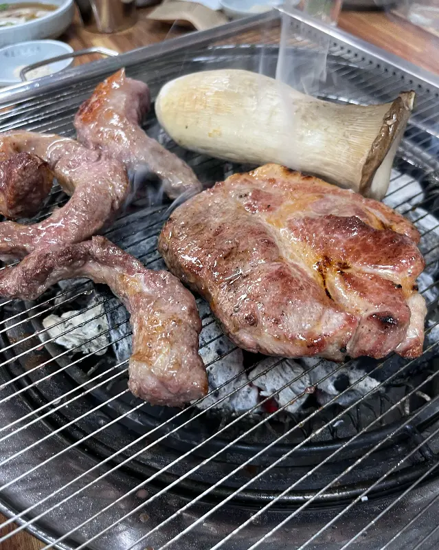 노릇하게 구워진 고기