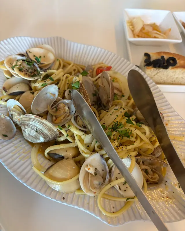 신선한 재료가 듬뿍 들어간 파스타