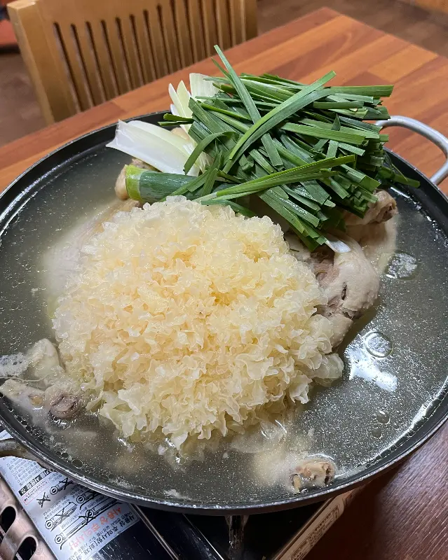 닭백숙에 푸짐하게 올라간 백목이버섯과 부추