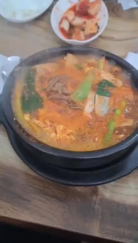 김이 모락모락 나는 육개장