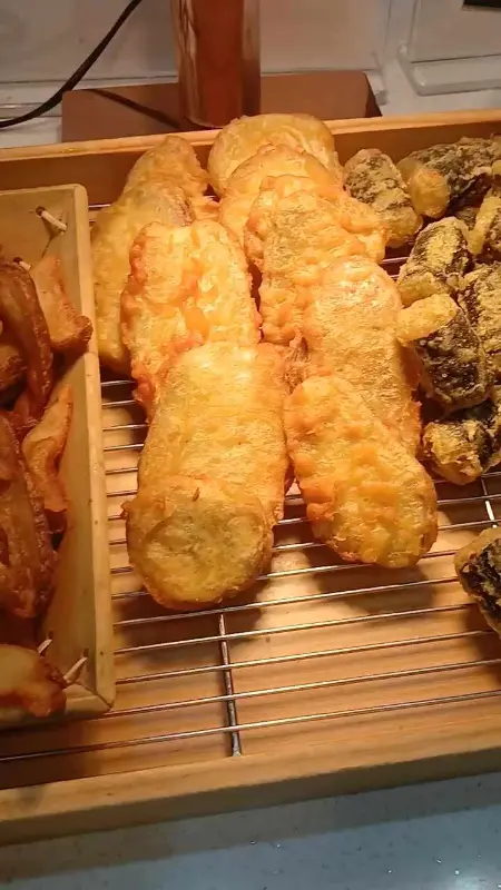 뷔페식으로 마련된 튀김 코너의 모습