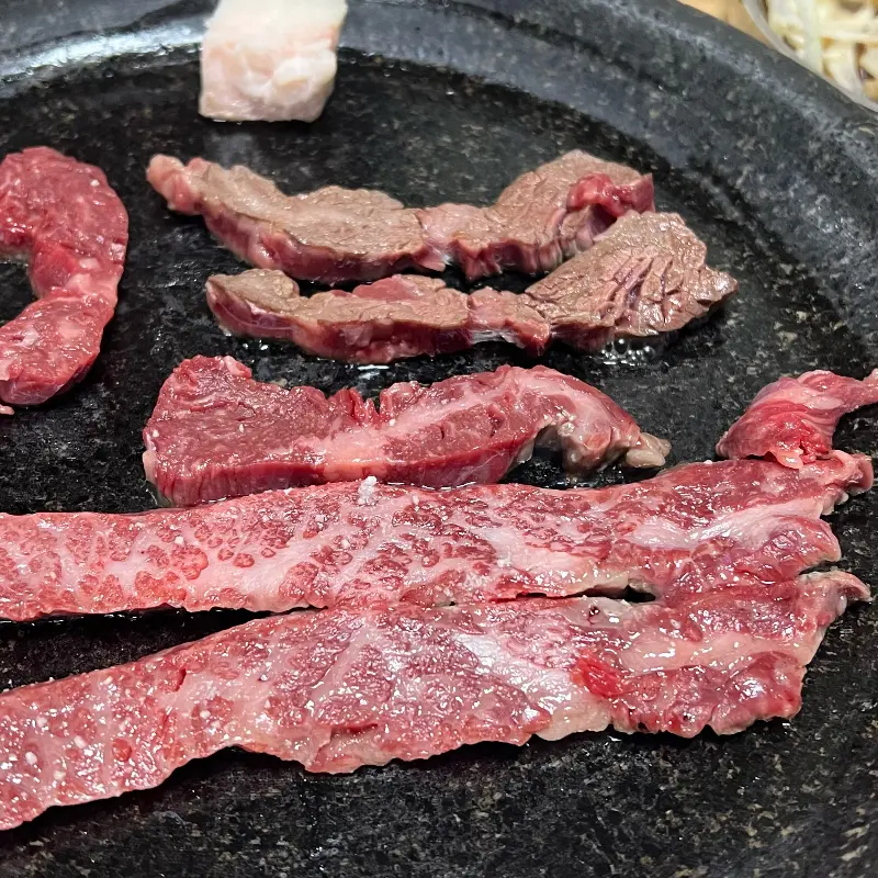 불판 위에서 익어가는 소고기