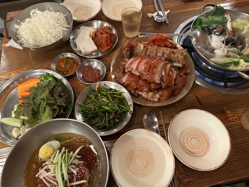 족발과 곁들임 메뉴 전체샷