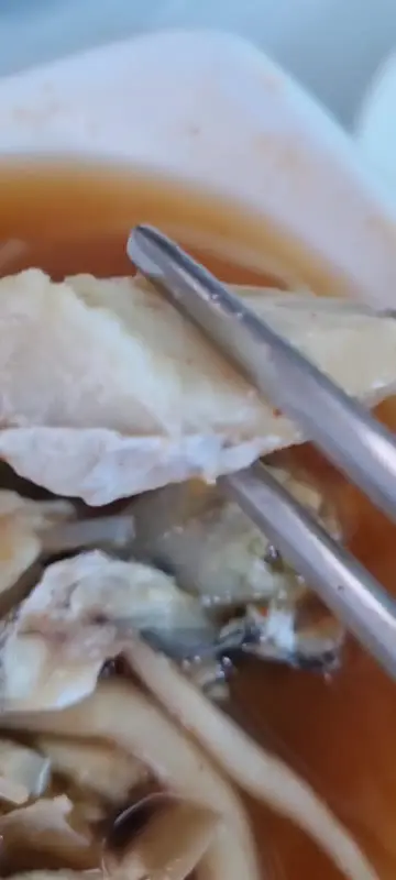 젓가락으로 집어 올린 뽈살