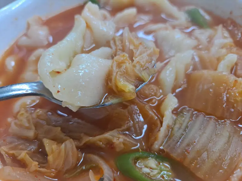 숟가락 위의 수제비와 김치