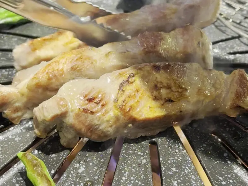 불판 위에서 구워지고 있는 삼겹살