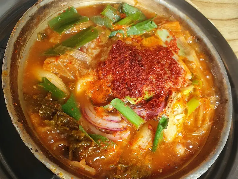 고춧가루가 듬뿍 올려진 김치찌개