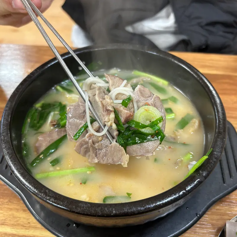 순대국 속 고기와 면을 젓가락으로 들어올린 모습