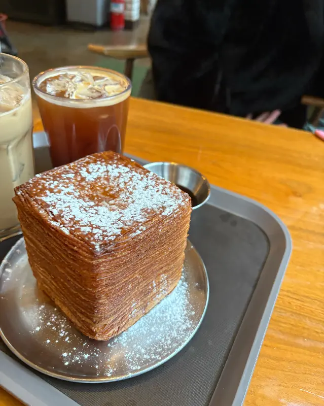 크루아상 큐브와 아이스 아메리카노