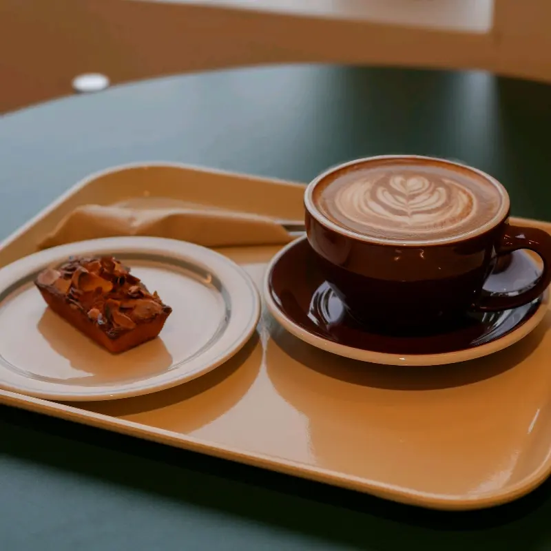 붉은 벽돌과 푸른 식물이 조화로운 외부 모습