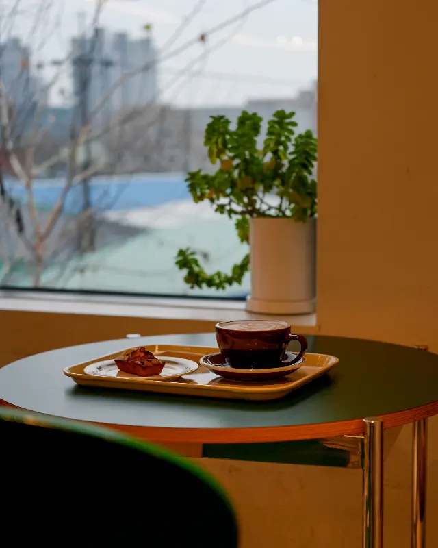 다양한 소품과 그림 액자로 꾸며진 벽면