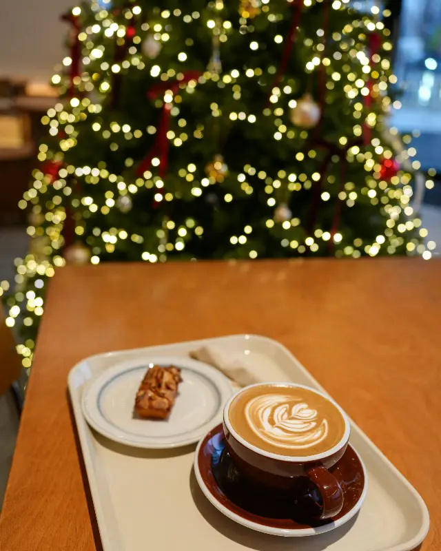 테이블과 의자가 놓여진 2층 내부