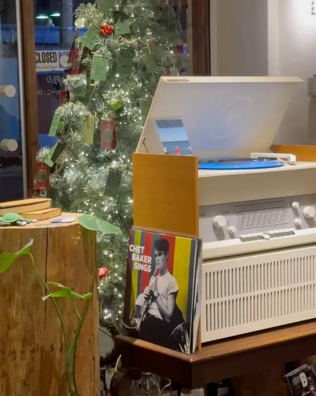 턴테이블 옆의 크리스마스 트리