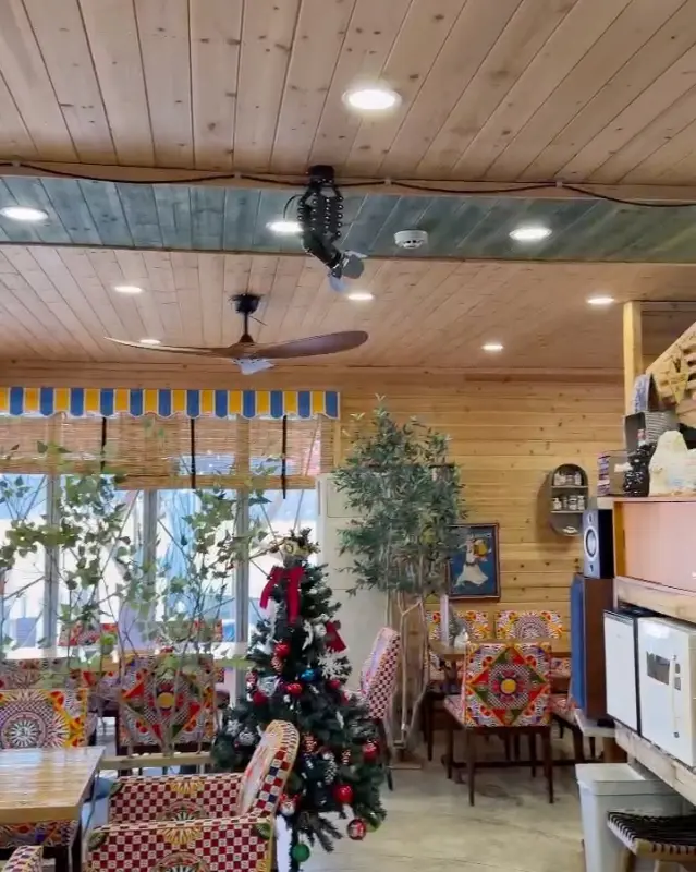 카페 내부 크리스마스 장식