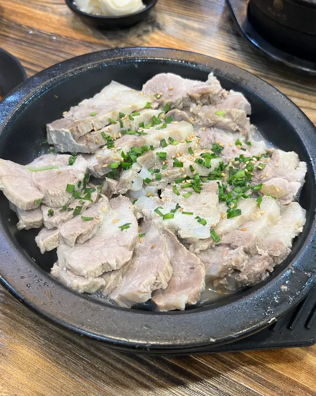 윤기가 자르르 흐르는 수육